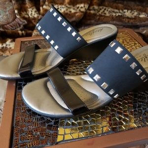 Slip on wide sandals with elastic vamp